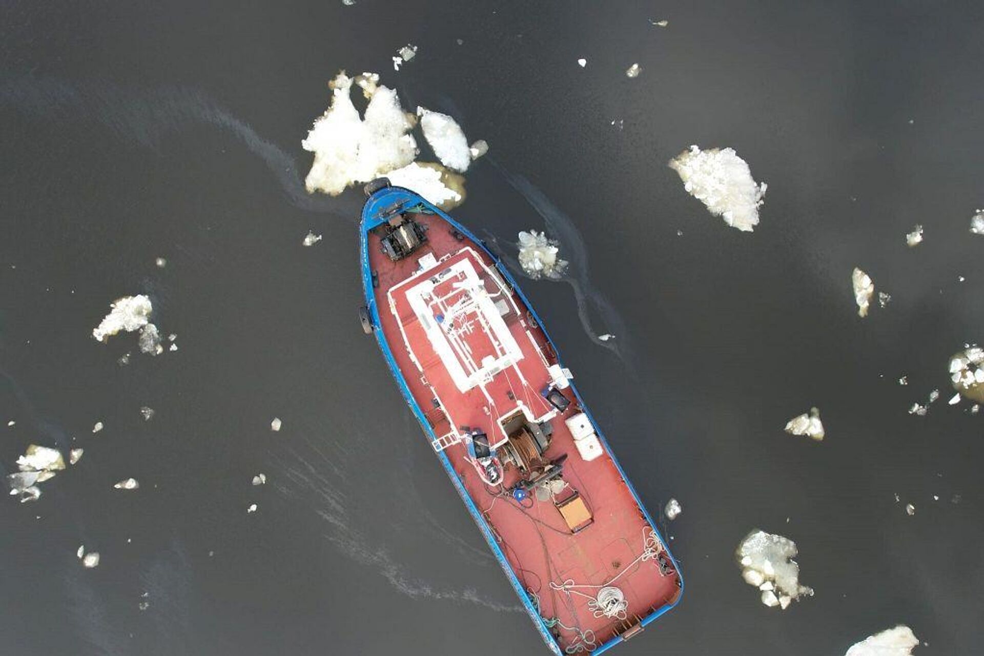 Нефтяные пятна вокруг буксира SCORFF в порту Скулте - Sputnik Латвия, 1920, 12.03.2026