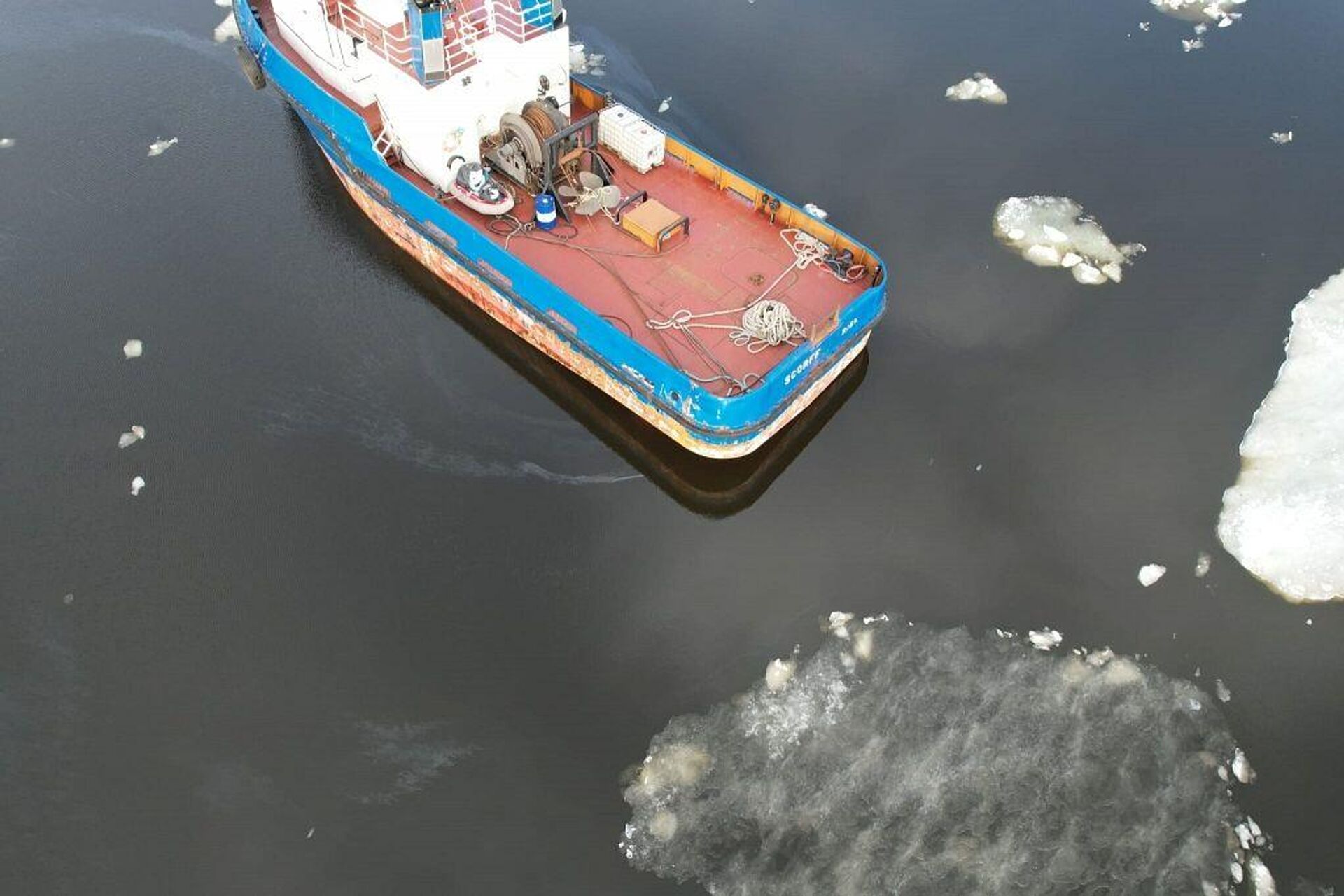 Нефтяные пятна вокруг буксира SCORFF в порту Скулте - Sputnik Латвия, 1920, 12.03.2026