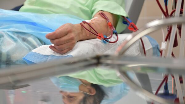 Пациентка проходит процедуру диализа - Sputnik Латвия