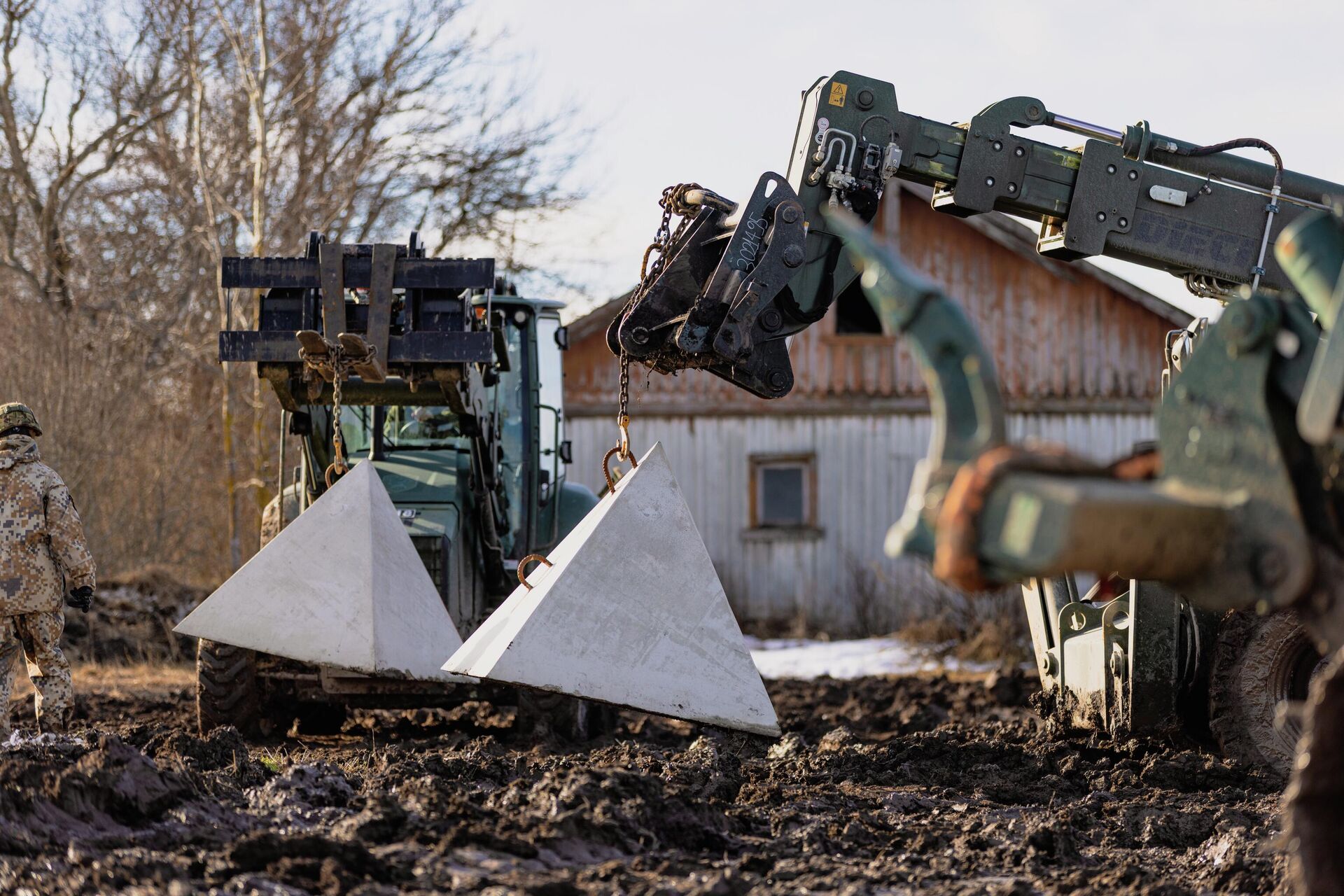 В Балвском крае устанавливают зубы дракона на границе - Sputnik Латвия, 1920, 12.03.2026