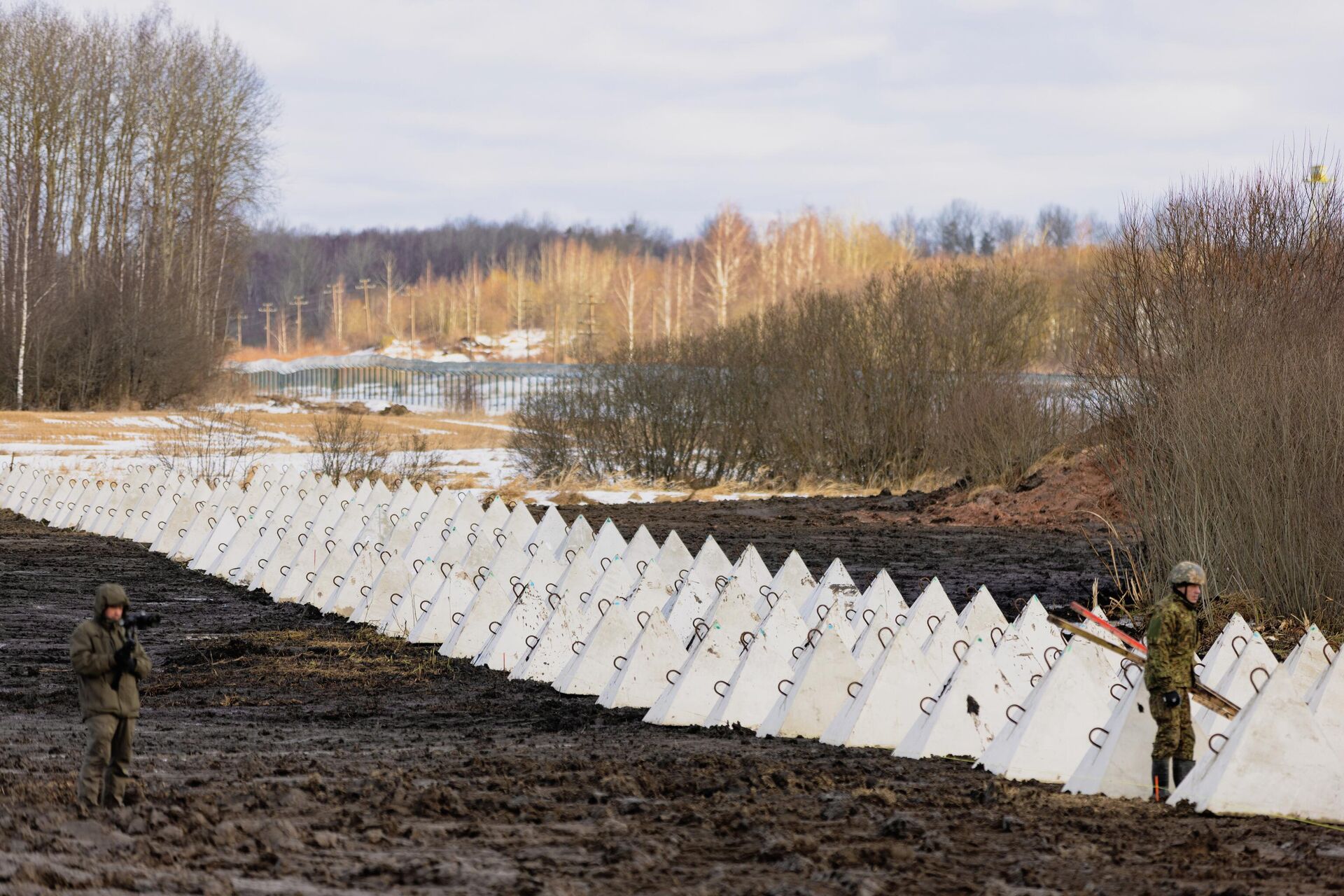 В Балвском крае устанавливают зубы дракона на границе - Sputnik Латвия, 1920, 12.03.2026