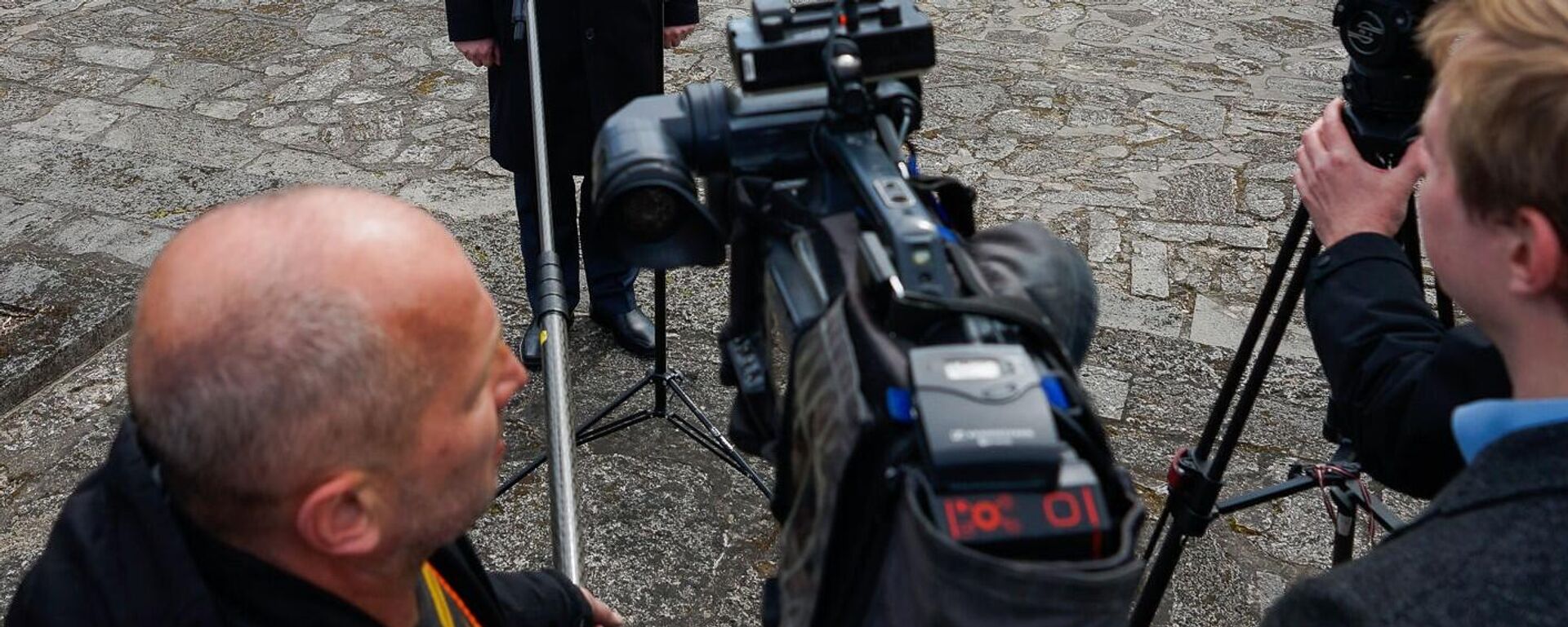 Латвийские журналисты записывают интервью - Sputnik Латвия, 1920, 13.03.2026