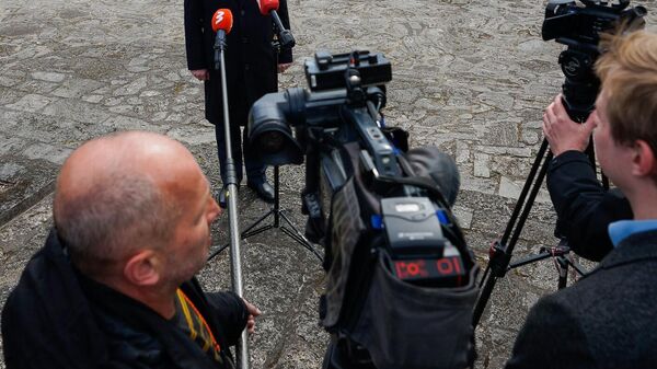 Латвийские журналисты записывают интервью - Sputnik Латвия