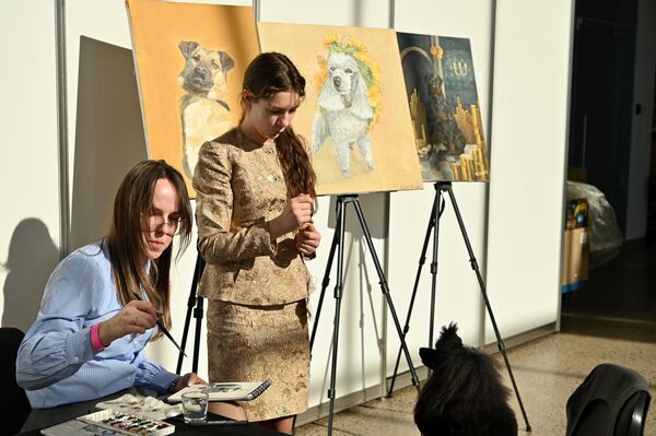 Посетителей ожидала показательная программа специалистов по поведению собак, соревнования по собачьим танцам и творческие мастер-классы для детей. - Sputnik Латвия