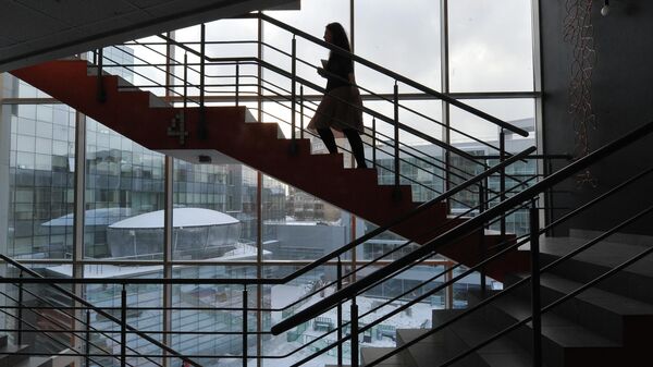 Девушка на лестнице - Sputnik Латвия