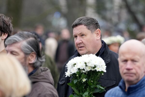 Не обошлось на марше без экс-мэра Огре Эгилса Хелманиса. - Sputnik Латвия