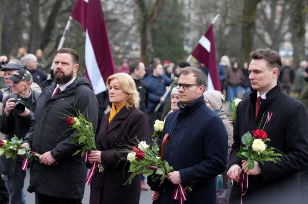 Политики считают своим долгом возложить цветы в день почитания нацистских преступников. - Sputnik Латвия