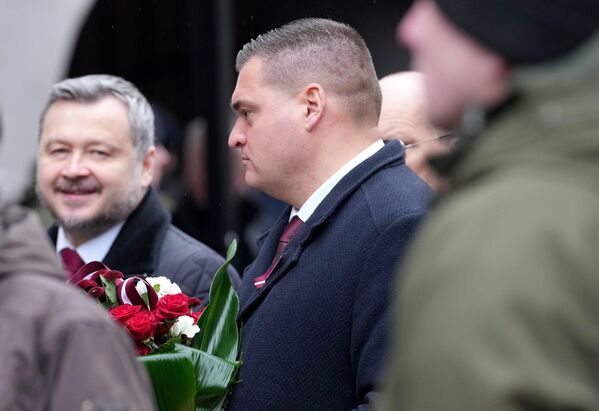 В первых рядах и вице-мэр Риги Эдвардс Ратниекс. - Sputnik Латвия