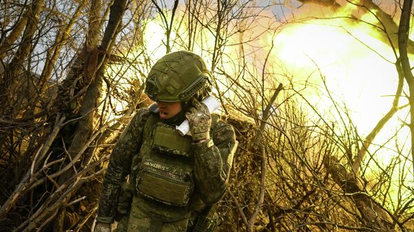 Боевая работа расчета гаубицы Д-30 группировки войск Центр - Sputnik Латвия