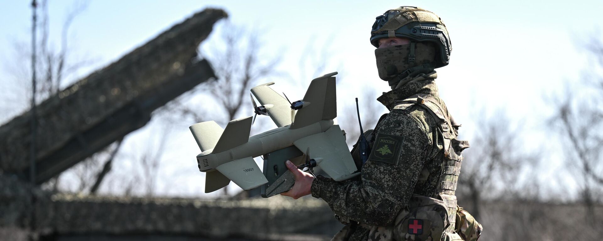 Военнослужащий ВС РФ с дроном-перехватчиком в составе ГОП ЗРК Бук-М3 в зоне СВО - Sputnik Латвия, 1920, 17.03.2026