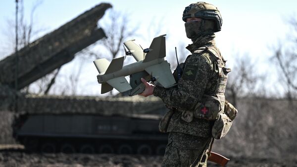 Военнослужащий ВС РФ с дроном-перехватчиком в составе ГОП ЗРК Бук-М3 в зоне СВО - Sputnik Латвия
