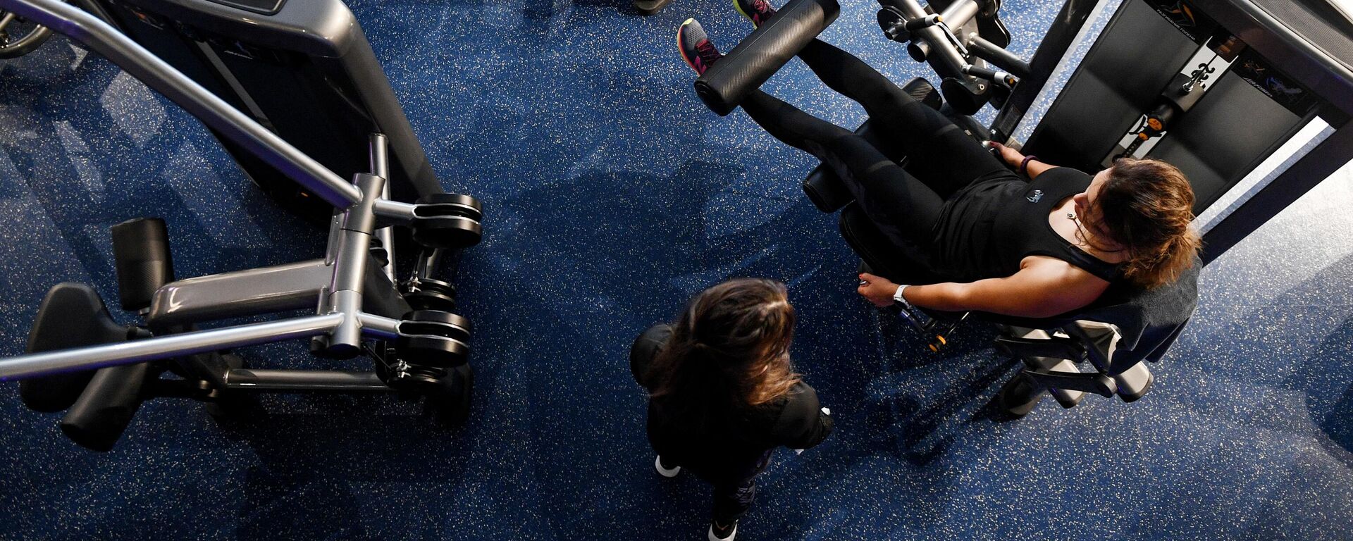 Посетители в фитнес-центре - Sputnik Латвия, 1920, 19.03.2026