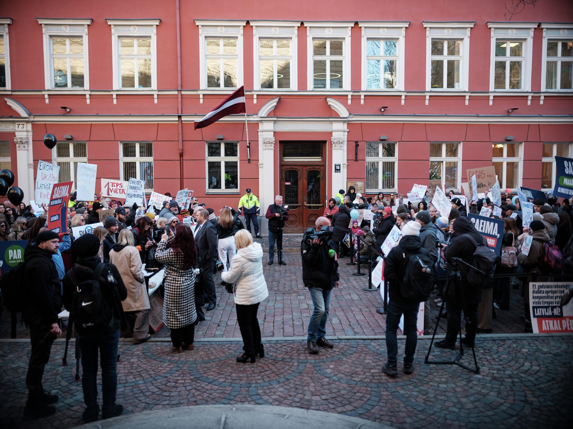 Акция протеста Латвийской Ассоциации диабета у здания Сейма в Риге - Sputnik Латвия, 1920, 19.03.2026