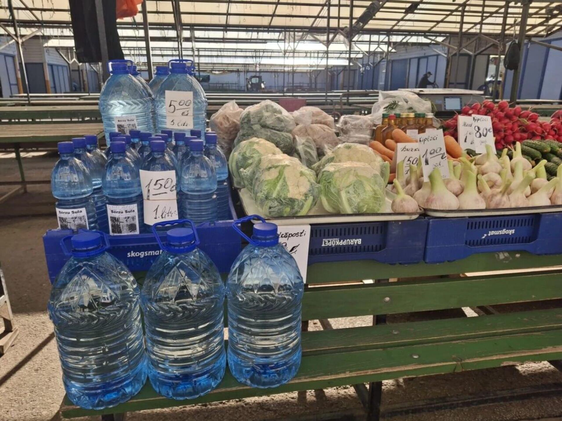 Продажа березового сока и овощей на Центральном рынке в Риге  - Sputnik Латвия, 1920, 20.03.2026