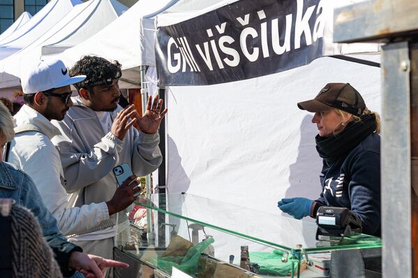 На фото: иностранные студенты на ярмарке  - Sputnik Латвия