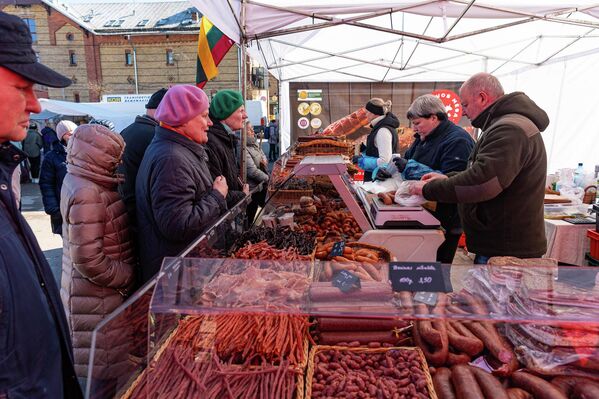 Посетители могут купить продукты литовского производства – мясо, рыбу, кондитерские изделия, сыр, мед, масла, специи, сиропы, напитки и многое другое - Sputnik Латвия