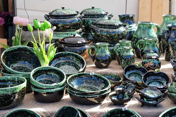 Ремесленники продают изделия из шерсти и льна, одежду, керамику, плетеные изделия, бижутерию и разнообразные сувениры. - Sputnik Латвия