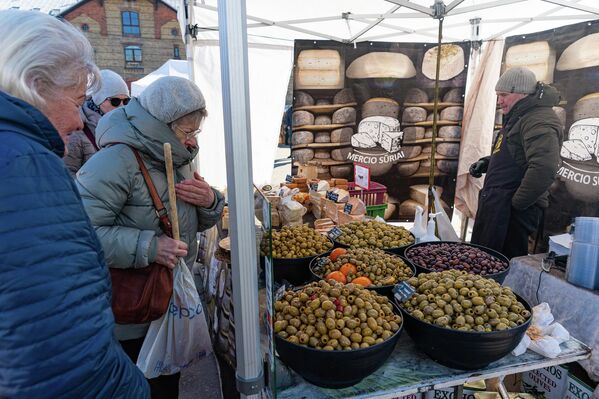 На фото: посетители ярмарки Казюкаса на Рижском Центральном рынке - Sputnik Латвия