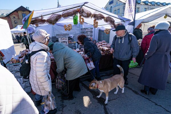 На фото: посетители ярмарки  - Sputnik Латвия