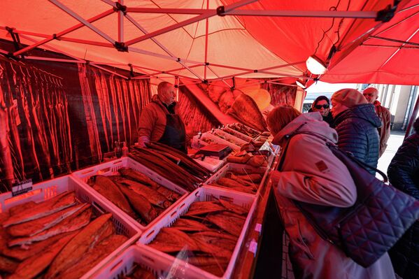 Посетители ярмарки могут попробовать блюда традиционной литовской кухни - Sputnik Латвия