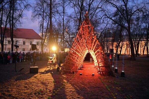 На мероприятии выступила исполнительница Тамсауле - этномузыкант, композитор и исследователь культуры.  - Sputnik Латвия