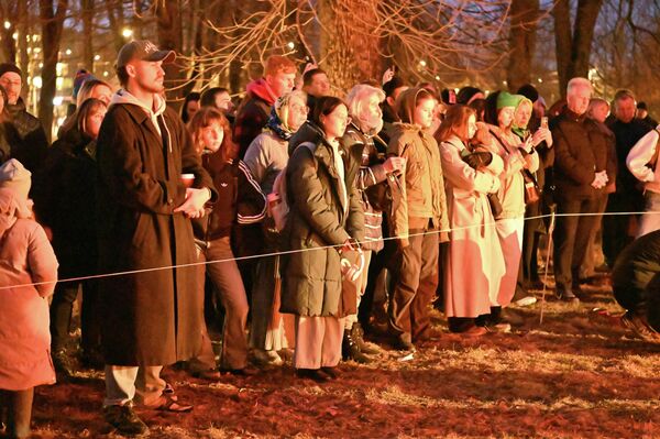 Гостям предложили погрузиться в медитативную атмосферу и вспомнить ритм, связывающий человека с природой и культурной памятью. - Sputnik Латвия