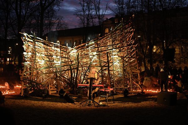 Также посетители могли увидеть скульптурную композицию художника Вигантаса Веяса в технике ленд-арта "Врата истины".  - Sputnik Латвия