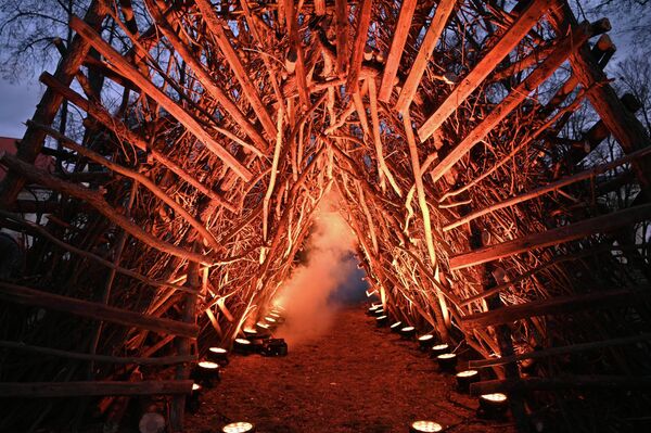 По словам автора, эта композиция символизирует связь, переход от тьмы к свету, "от величия к ничтожности, от ничтожности к величию". - Sputnik Латвия