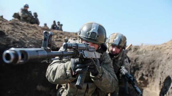 Учения штурмовых подразделений группировки войск Днепр в Запорожской области - Sputnik Латвия