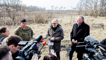 Министр обороны Латвии Спрудс (в центре) на месте падения украинского дрона в Краславском крае Латвии