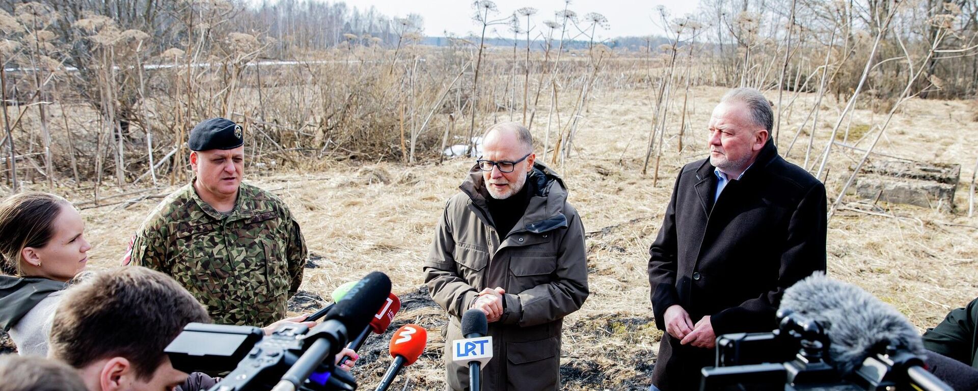 Министр обороны Латвии Спрудс (в центре) на месте падения украинского дрона в Краславском крае Латвии - Sputnik Латвия, 1920, 30.03.2026