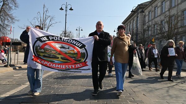 Акция протеста в Вильнюсе против строительства военного полигона в Капчяместисе  - Sputnik Латвия