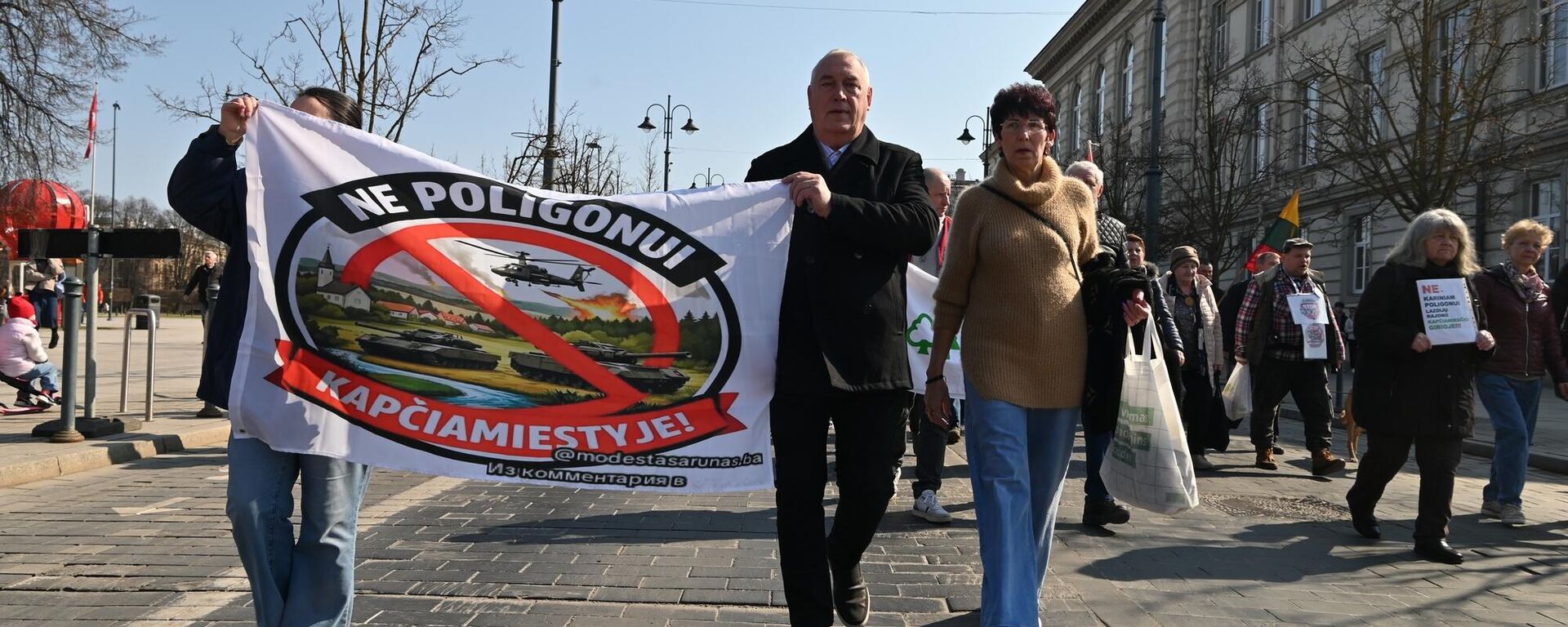 Акция протеста в Вильнюсе против строительства военного полигона в Капчяместисе  - Sputnik Латвия, 1920, 29.03.2026