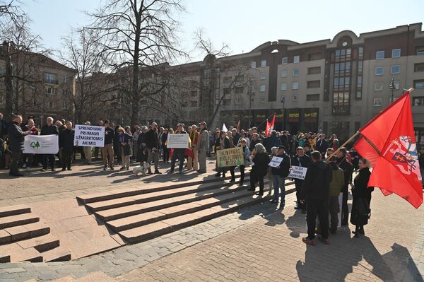 В субботу, 28 марта, в Вильнюсе прошла акция протеста против строительства военного полигона в Капчяместисе. - Sputnik Латвия