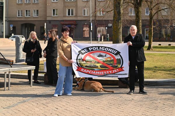 На фото: участники акции протеста держат плакат с надписью: "Нет полигону в Капчяместисе!" - Sputnik Латвия