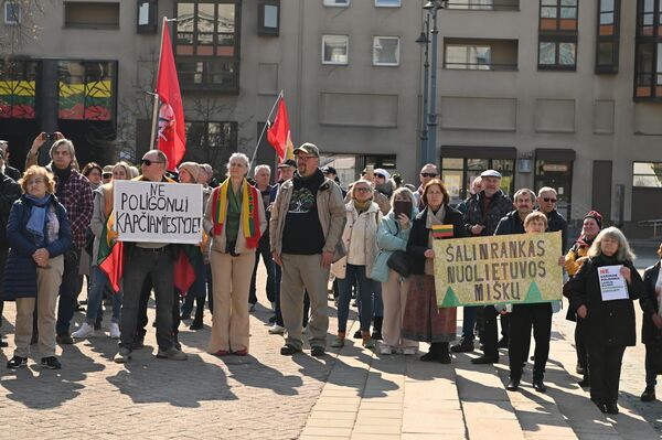 Акцию протеста организовало движение &quot;За литовские леса&quot;. - Sputnik Латвия