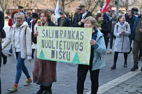 На фото: участники акции протеста держат плакат с надписью: &quot;Руки прочь от литовских лесов&quot;. - Sputnik Латвия