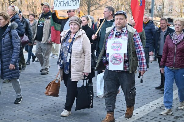 Председатель организации Гинтаутас Кнюкшта заявляет, что государственные учреждения принимают решения, оказывающие значительное влияние на государственную собственность и природу, но общественность недостаточно или слишком поздно информируется о них. - Sputnik Латвия