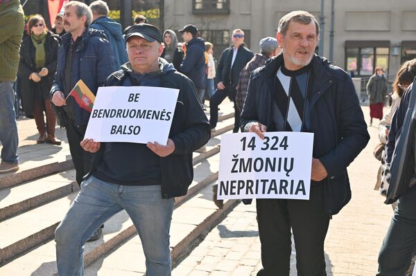 На фото: участники акции протеста держат плакаты с надписями: "Без голоса сообщества", "14324 человека не поддерживают". - Sputnik Латвия