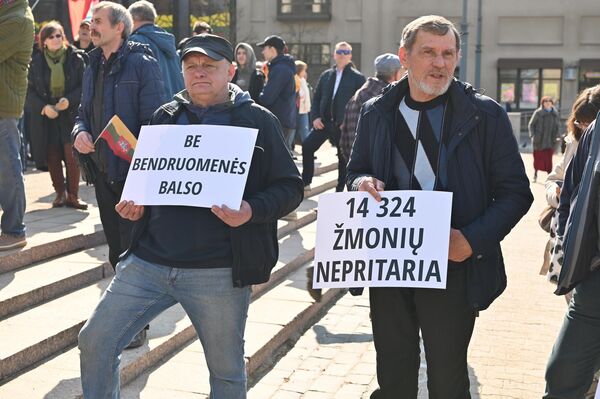 На фото: участники акции протеста держат плакаты с надписями: &quot;Без голоса сообщества&quot;, &quot;14324 человека не поддерживают&quot;. - Sputnik Латвия