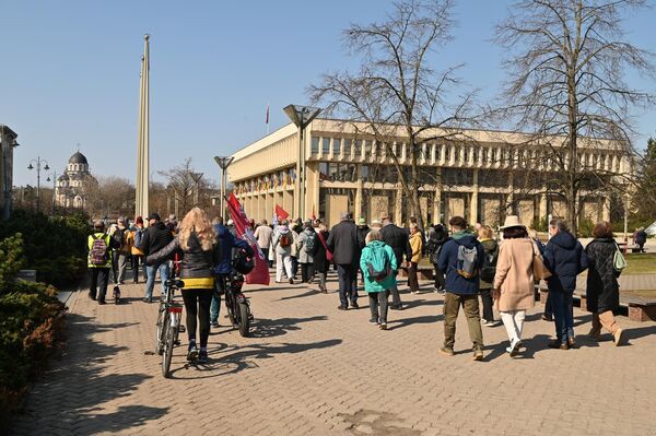 Участники митинга собрались на Кафедральной площади и прошли по проспекту Гедиминаса до здания Сейма. - Sputnik Латвия
