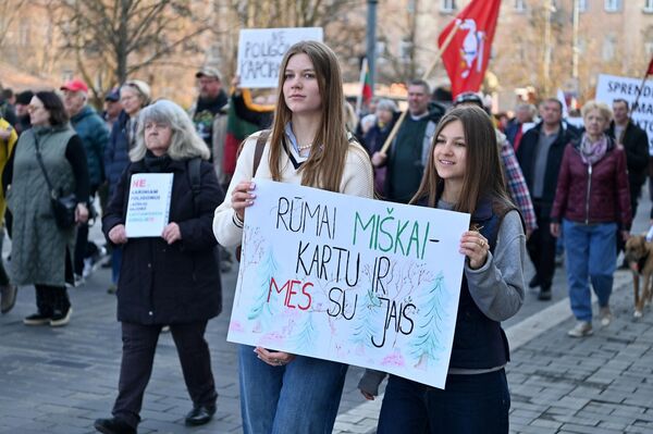 По словам организаторов протеста, законопроект о строительстве военного полигона &quot;противоречит международному и национальному праву&quot;. - Sputnik Латвия