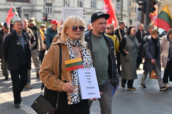 На фото: участница акции протеста несет плакат с надписью: &quot;Будущие поколения имеют право на сохраненную Литву&quot;. - Sputnik Латвия