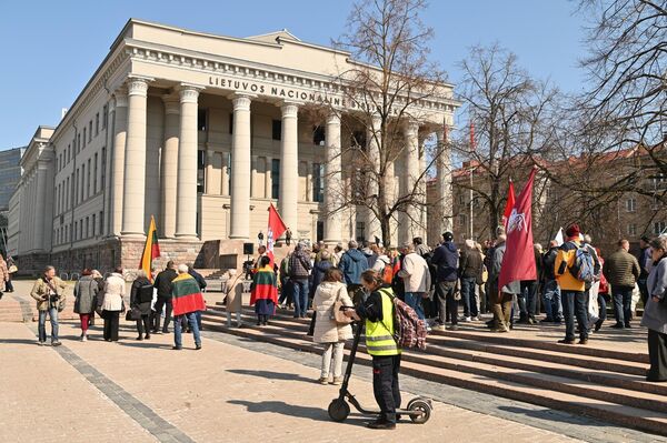 Организаторы протеста критикуют планируемый проект военного полигона в Капчяместисе, который может охватить около 14 тысяч гектаров лесов, часть которых будет вырублена. По словам организаторов, речь идет о территории, где произрастают зрелые, вековые насаждения, а процесс принятия решений недостаточно прозрачен. - Sputnik Латвия