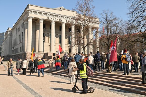 Организаторы протеста критикуют планируемый проект военного полигона в Капчяместисе, который может охватить около 14 тысяч гектаров лесов, часть которых будет вырублена. По словам организаторов, речь идет о территории, где произрастают зрелые, вековые насаждения, а процесс принятия решений недостаточно прозрачен. - Sputnik Латвия