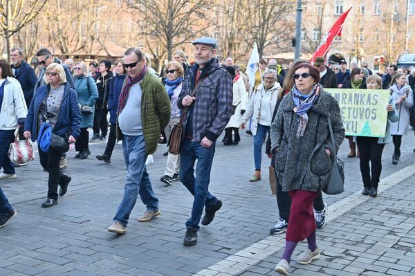 Также организаторы акции поднимают вопрос, не нарушаются ли принципы законодательной прозрачности и публичности, когда решения, касающиеся тысяч гектаров государственной собственности, принимаются без реального диалога с местным населением. - Sputnik Латвия