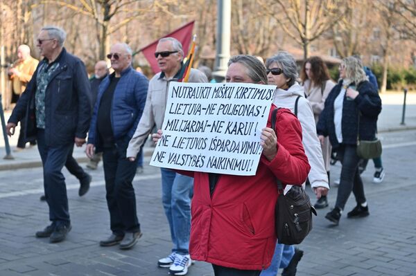 На фото: участник акции протеста несет плакат с надписью: "Прекратить вырубки лесов! Литва — не полигон! Миллиарды — не для войны! Не для продажи Литвы! Не для уничтожения государства!" - Sputnik Латвия