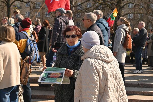 Участники протеста призывают приостановить принятие решений до тех пор, пока не будут представлены четкие аргументы, публичные расчеты и информация о сообществах, которые непосредственно пострадают от этих решений. - Sputnik Латвия