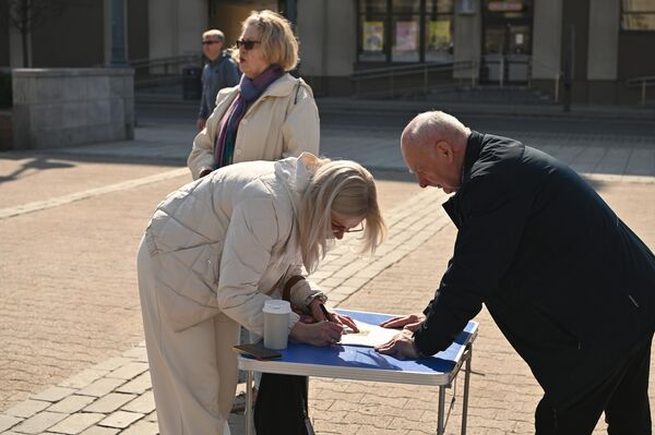 Протестующие намерены представить на рассмотрение Сейма резолюцию, которая будет касаться стратегии Литвы в области лесного хозяйства и сплошных вырубок. - Sputnik Латвия