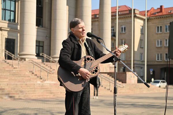 Возле здания Сейма прошли выступления организаторов акции, музыкантов. - Sputnik Латвия